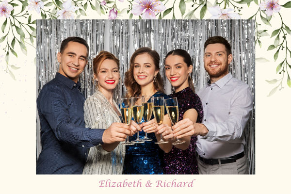 Amis qui trinquent au cocktail - Cadre imprimé photobooth en location