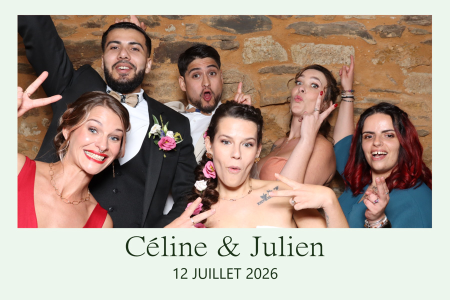 Mariés et leur témoins lors d'un mariage en Vendée - Location Photobooth