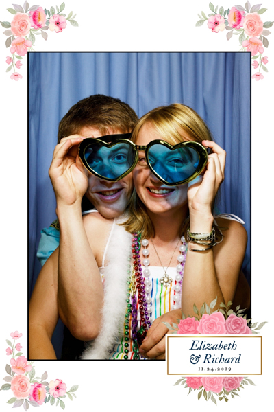 Un couple déguisé dans un cadre personnalisé de photobooth - Location Vendée