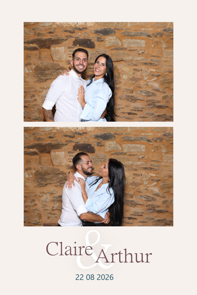 Un couple d'invité de mariage devant la borne à selfie - Location photobooth