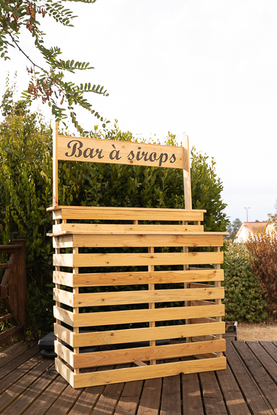 Bar à sirops en bois pour mariage